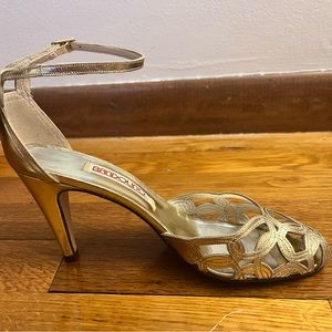 Gold leather shoes. Vintage Bandolino size 7